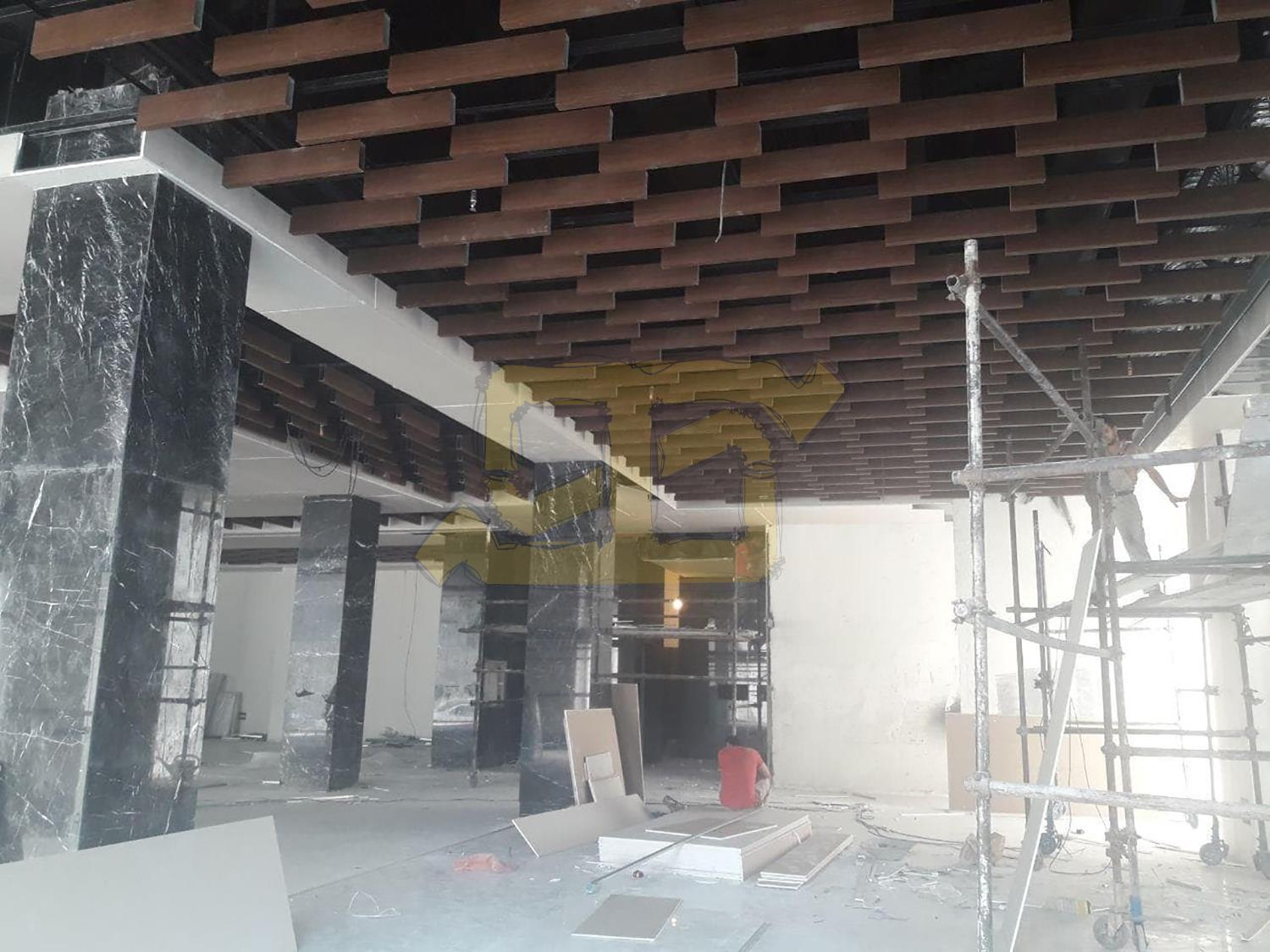 قیمت اجرای سقف کاذب لوور و بافل خطی آلومینیومی طاها بصورت خط چین در مرکز تجاری اتوپیا الهیه تهران