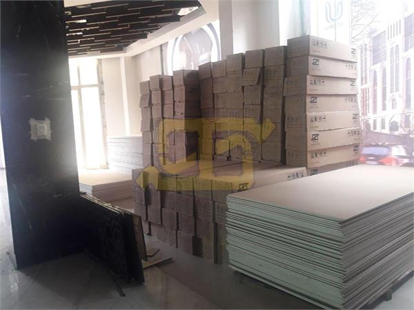 قیمت اجرای سقف کاذب لوور و بافل خطی آلومینیومی طاها بصورت خط چین در مرکز تجاری اتوپیا الهیه تهران